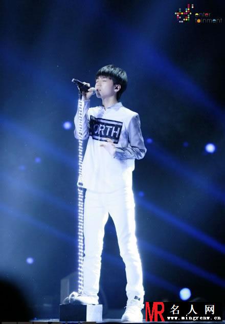 TFBOYS获得奖项 倾情演唱并与王力宏合照(1)