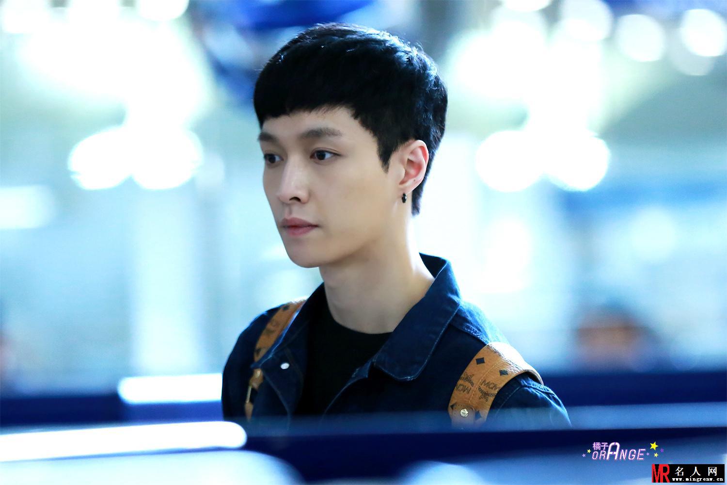 EXO张艺兴2015年4月现身机场黄色双肩包抢眼(1)