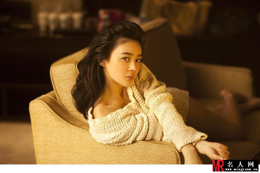 袁姗姗冬日温暖性感露肩写真(1)