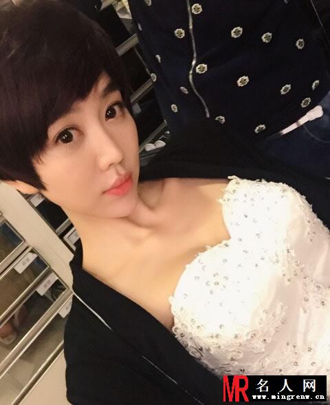 姜妍大尺度生活照 爆乳自拍秀深沟(1)