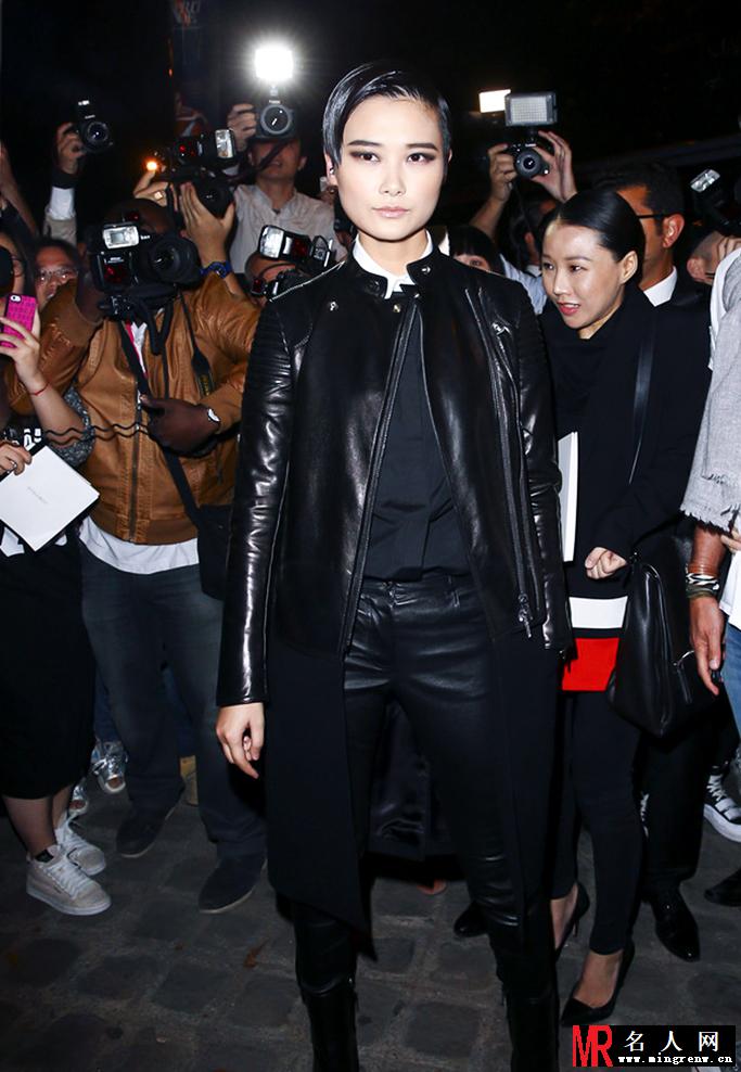 李宇春酷黑劲装亮相时装周 魅惑眼影展中性美(1)