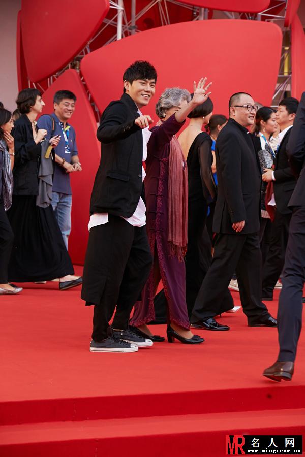 秦昊现身威尼斯电影节红毯 笑容满面显亲和(1)