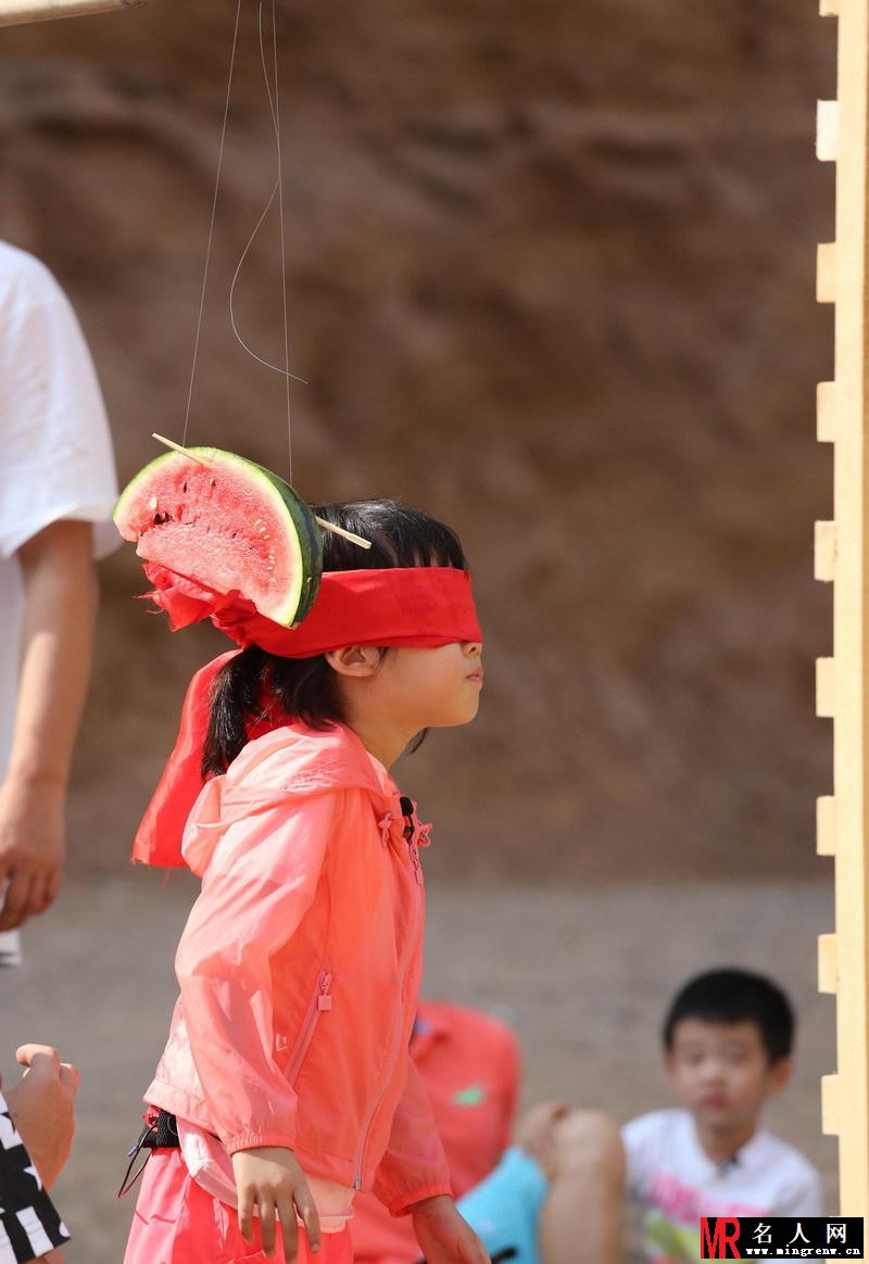 爸爸去哪2剧照 众奶爸蒙眼啃西瓜(1)