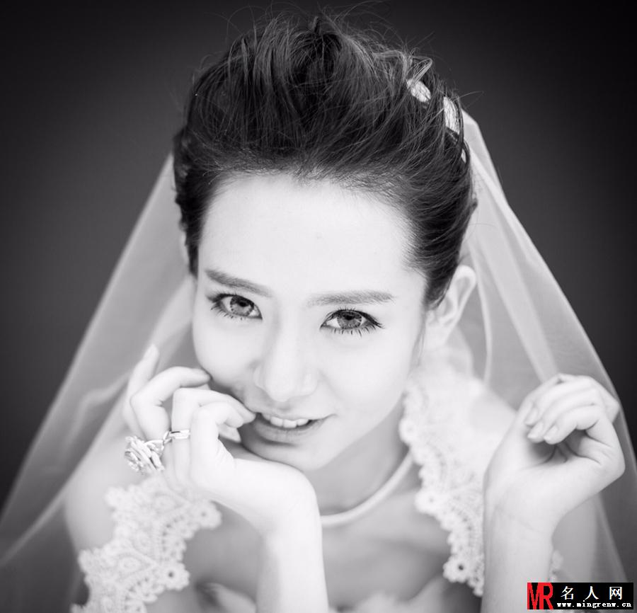 戚薇婚纱照曝光 俏皮出镜散发幸福女人味(1)