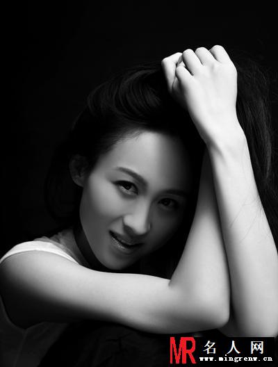 练束梅黑白质感写真 沉静素雅显气质(1)