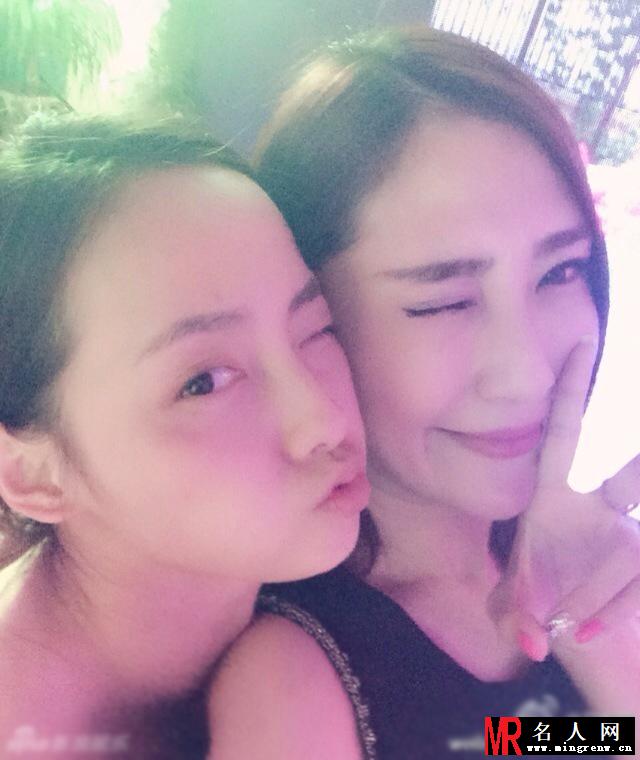 曝张嘉倪浪漫生日会 男友惊喜求婚(1)