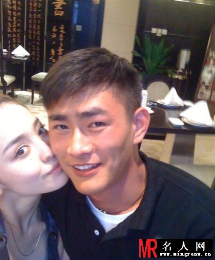 古力娜扎男友曝光 亲密拥吻羡煞旁人(1)