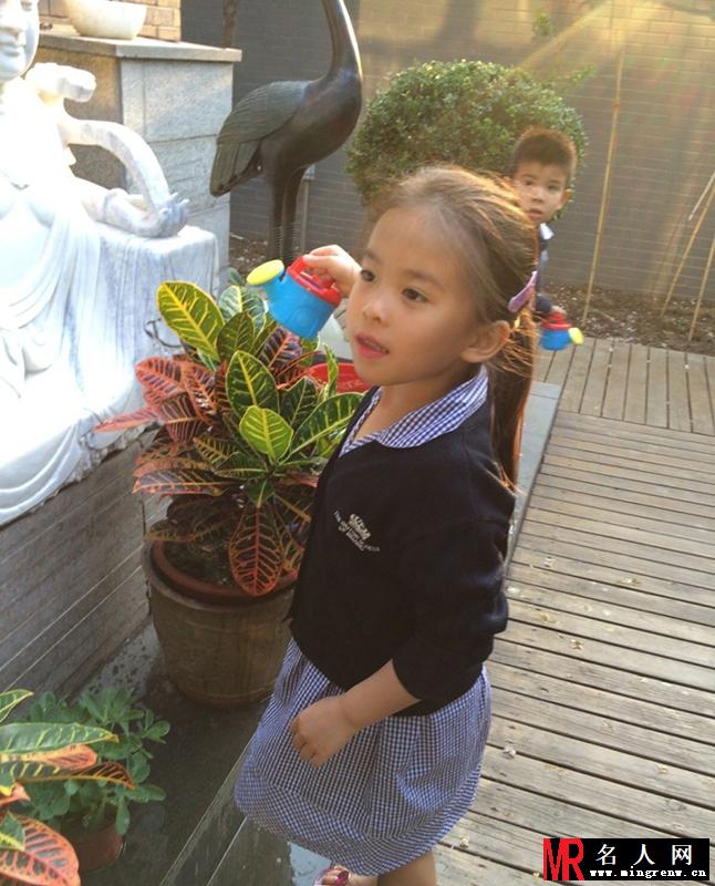 刘涛私生活居家照 可爱儿女卖萌温馨动人(1)