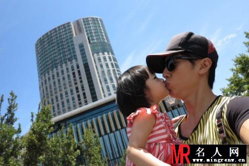 吴尊女儿首曝光 托腮嘟嘴卖萌(1)