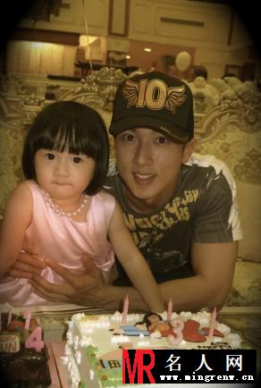 吴尊女儿首曝光 托腮嘟嘴卖萌(1)