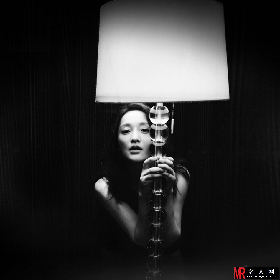 李宇春变身摄影师 携手周迅拍摄魅惑黑白大片(1)