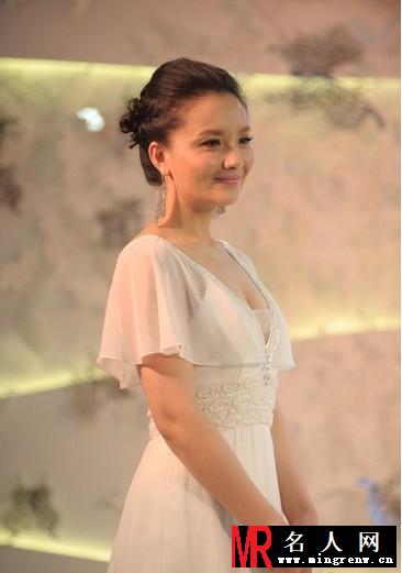 孙茜深V透视装亮相活动 一对豪乳呼之欲出(1)