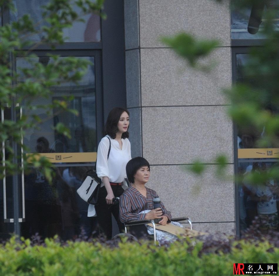 杨幂踩高跟闹市区拍新戏引围观(1)