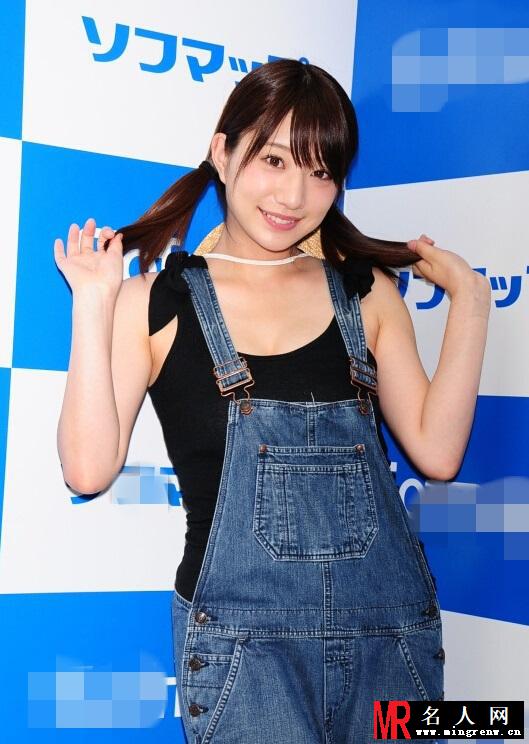 日本女星背带裤现身活动 低胸衣秀事业线(1)