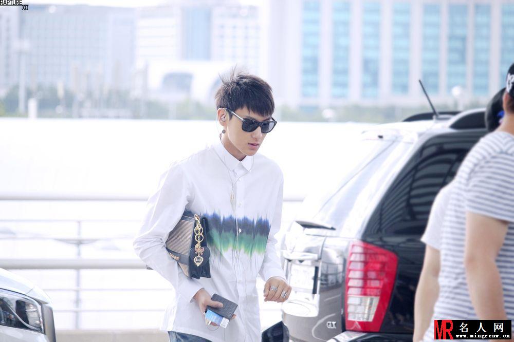 2014年8月EXO仁川飞西安帅气时尚写真黄子韬图片写真(1)