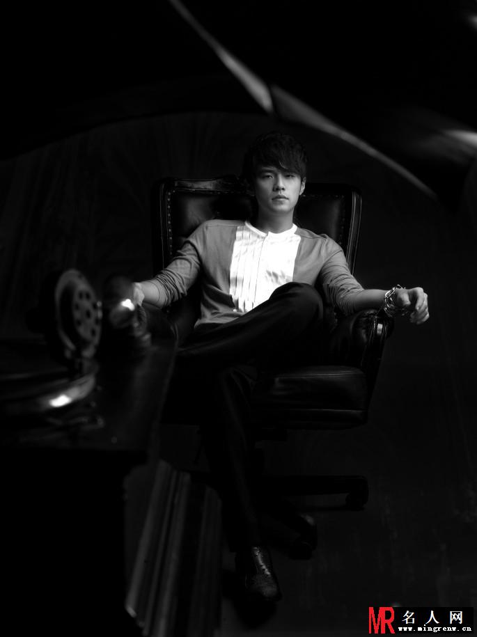 周杰伦时尚黑白写真大片 演绎忧郁的王子(1)