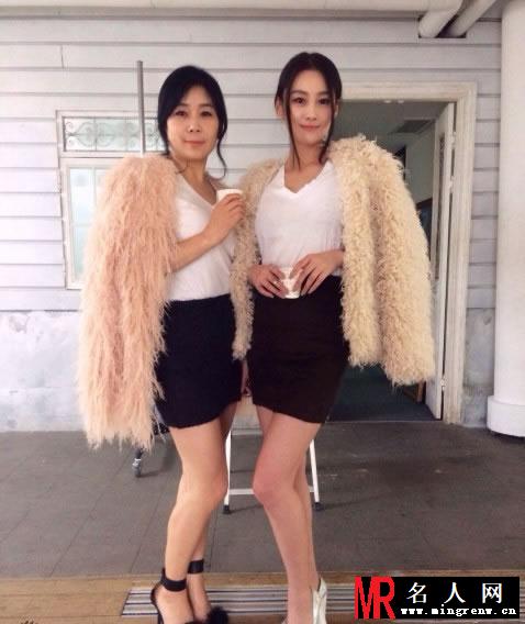张馨予携母亲拍写真大片 时尚潮流“姐妹花”(1)