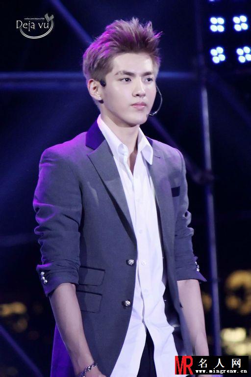 2013年玄仁歌谣节EXO惊艳亮相卖力演唱吴亦凡颜值爆表(1)