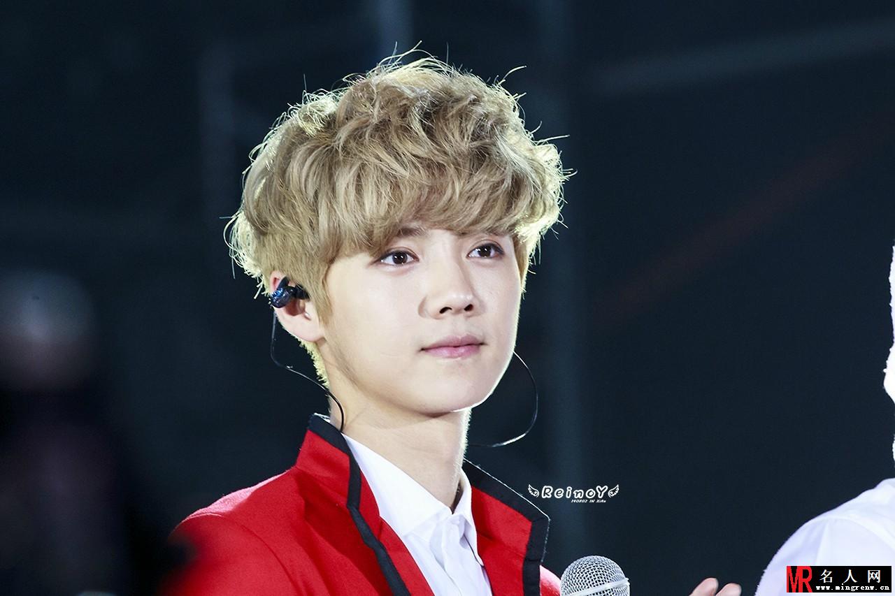 鹿晗2014年与EXO众成员韩国一巡演唱会 红色西装童颜可爱(1)