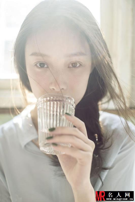 倪妮登红秀杂志 瞬间变成邻家小清新妹妹(1)