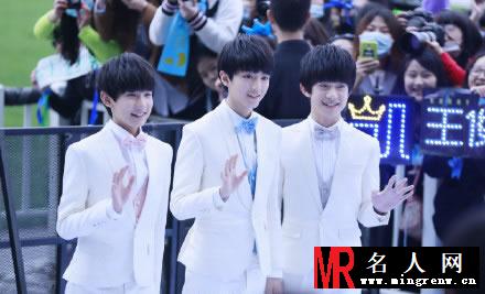 TFBOYS白色礼服参加活动特辑 并献唱引观众兴奋(1)
