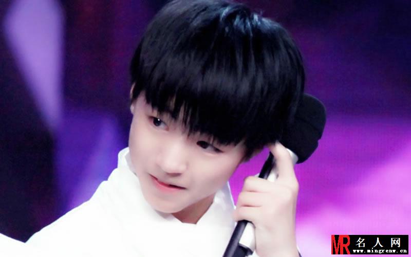 TFBOYS王俊凯生活照 小正太被御姐挑逗(1)