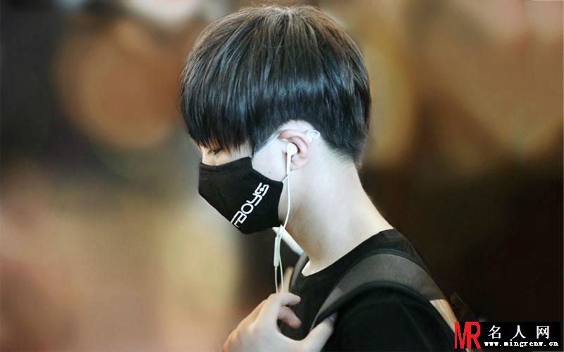 TFBOYS王俊凯生活照 小正太被御姐挑逗(1)
