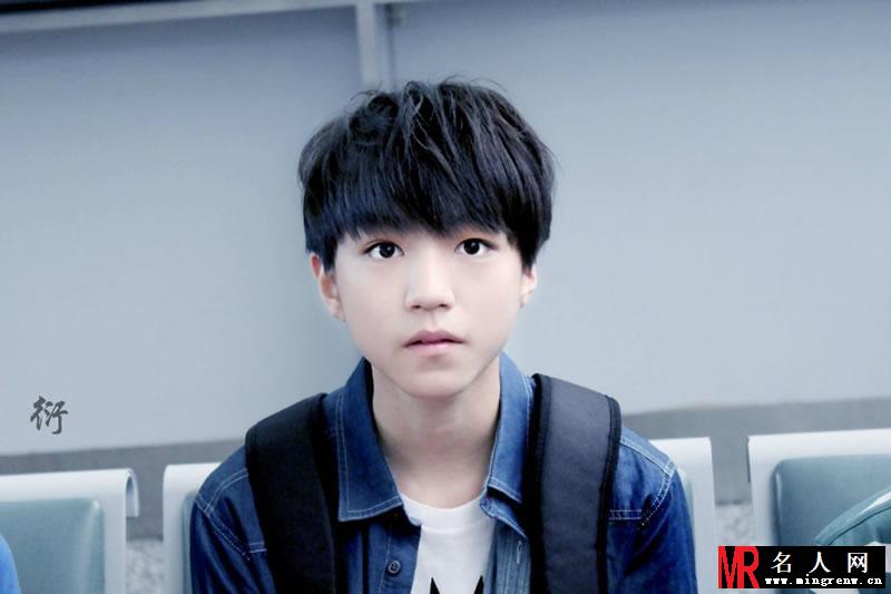 TFBOYS王俊凯牛仔上衣生活照(1)