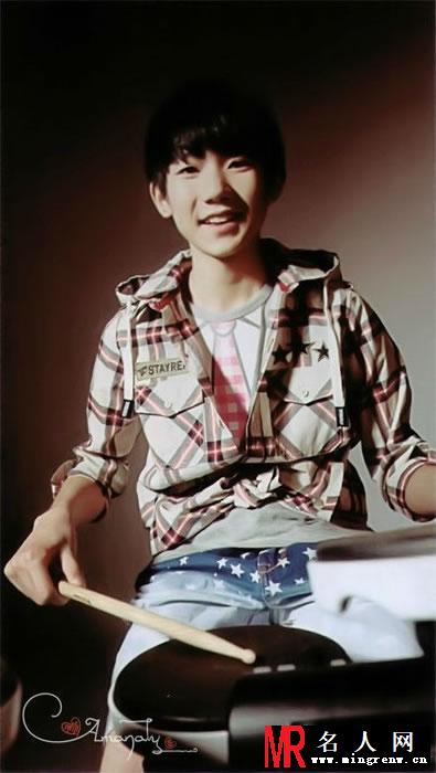 TFBOYS架子鼓旁帅气写真(1)