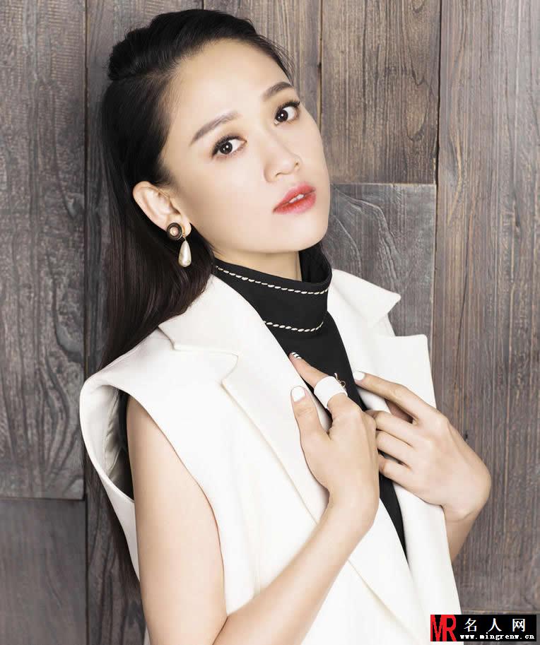 陈乔恩最新时尚大片写真演绎干练熟女(1)