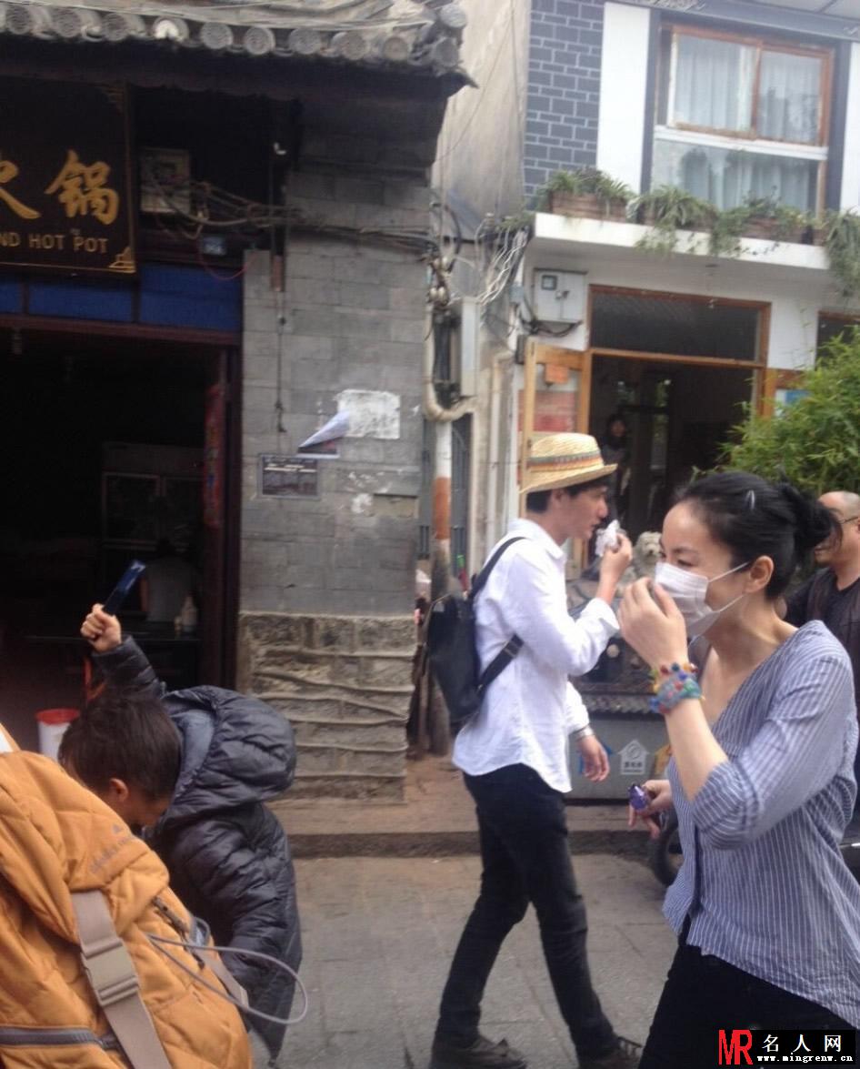天后王菲携女儿李嫣出游 遭路人疯狂拍摄(1)