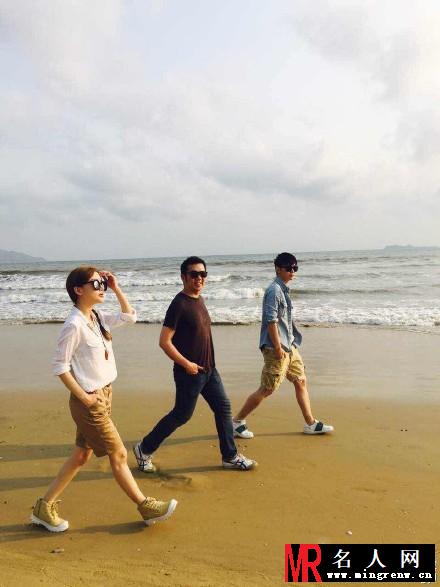李小璐性感自拍 海边度假大秀美腿(1)