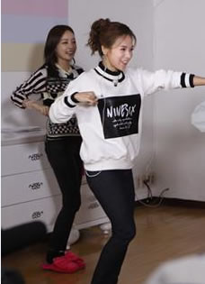 田亮在《一路上有你》教蔡妍跳舞学中文歌(14P)