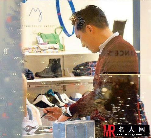 郑秀妍与绯闻男友Tyler权在香港甜蜜逛街(1)