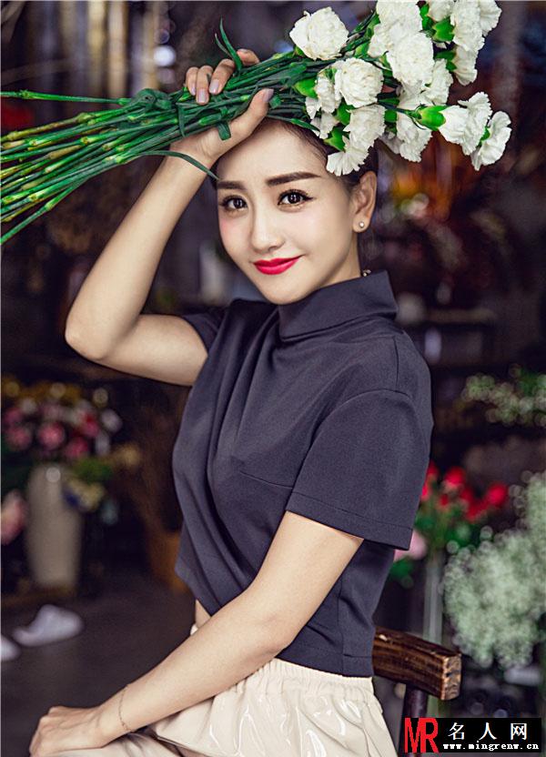 杨蓉冷艳写真曝光 高贵气质夺人眼球(1)