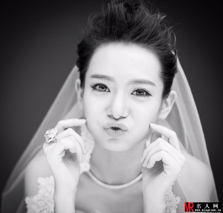 戚薇婚纱照曝光 俏皮出镜散发幸福女人味(1)