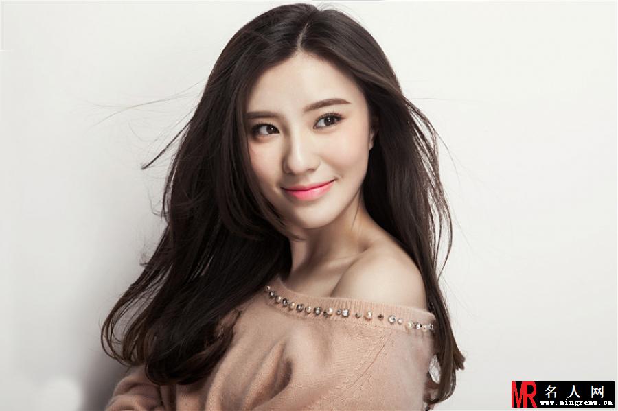 鲍天琦唯美写真曝光 裸妆浅笑镜头感十足(1)
