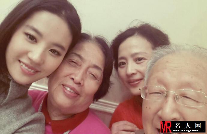 刘亦菲妈妈旧照曝光 网友大赞像姐妹(1)