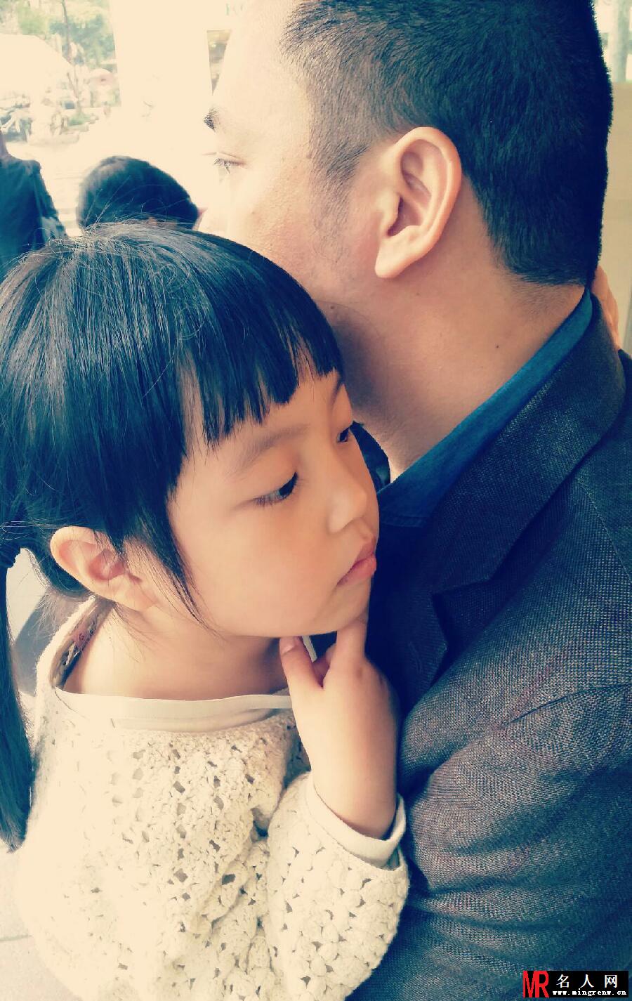 赵薇携女儿四月探望琼瑶 亲密互动似家人(1)