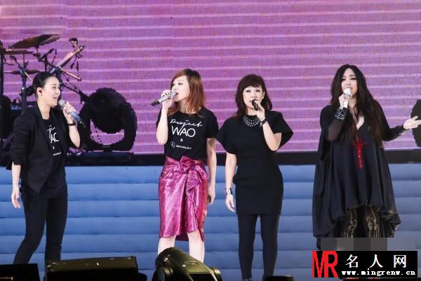 小S偷吃张惠妹豆腐 演唱会上演蕾丝激情(1)