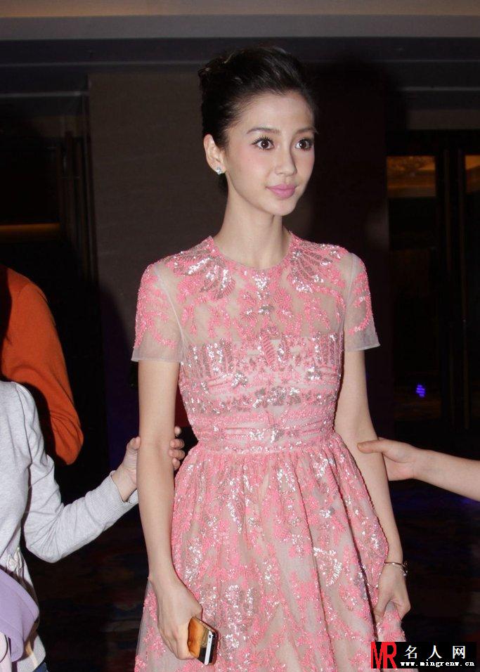 Angelababy粉嫩亮相 着公主裙甜美娇俏(1)