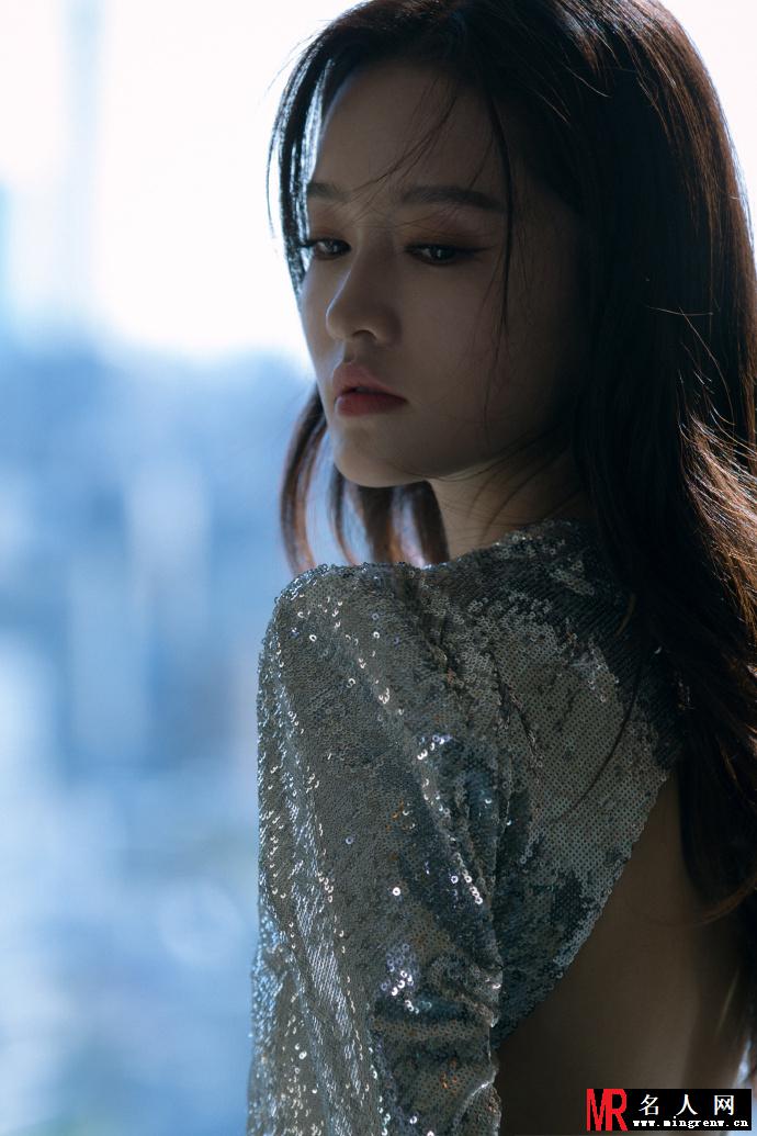 李沁亮相东京电影节 大秀美背和美腿(1)