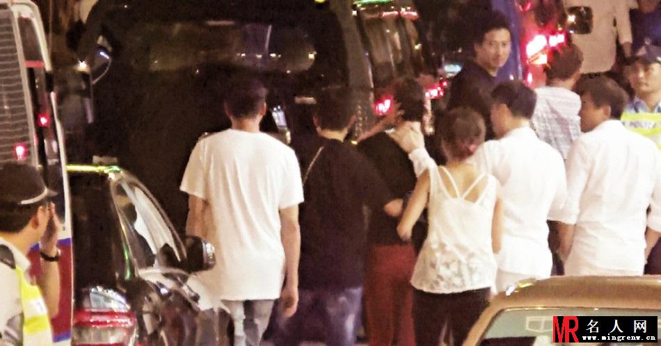 40岁佘诗曼街头醉酒 被男友人揽腰搀扶(1)