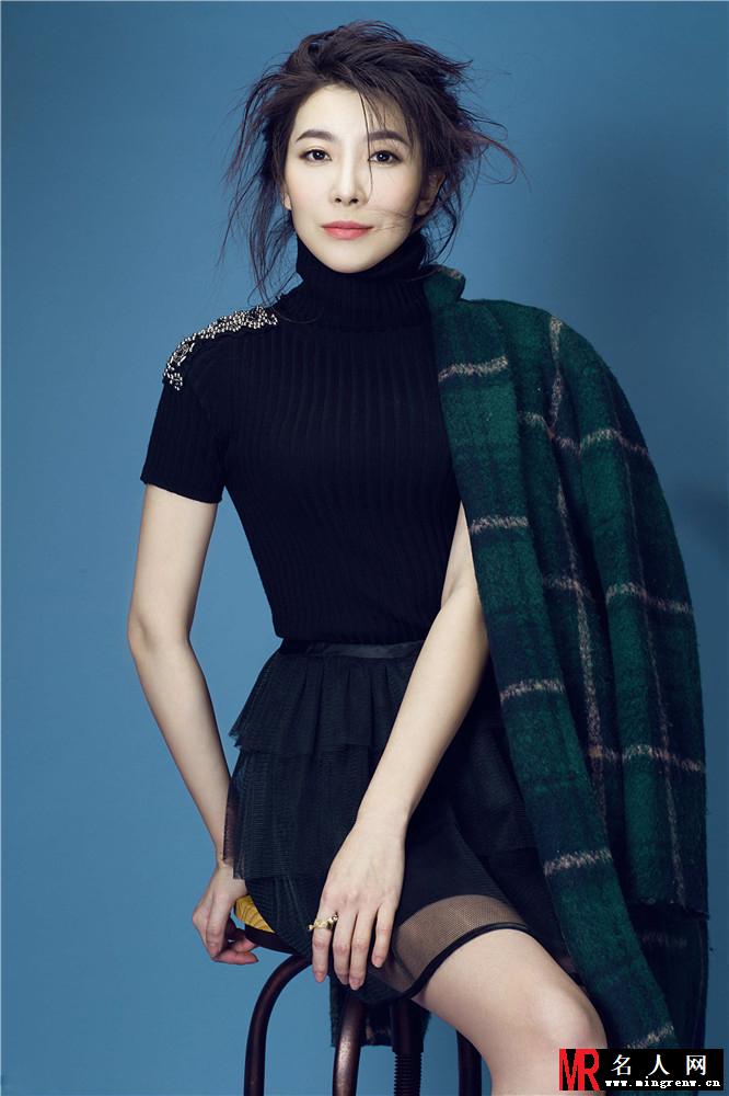 张棪琰曝初秋写真 发丝凌乱显熟女范儿(1)