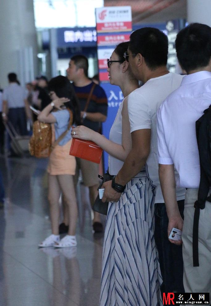 李小冉透视薄衫内衣隐现与老公现身机场(1)