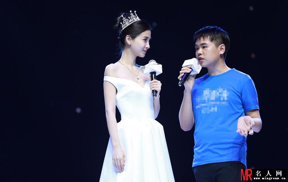 Angelababy头戴皇冠白裙仙气 秒变小公举(1)