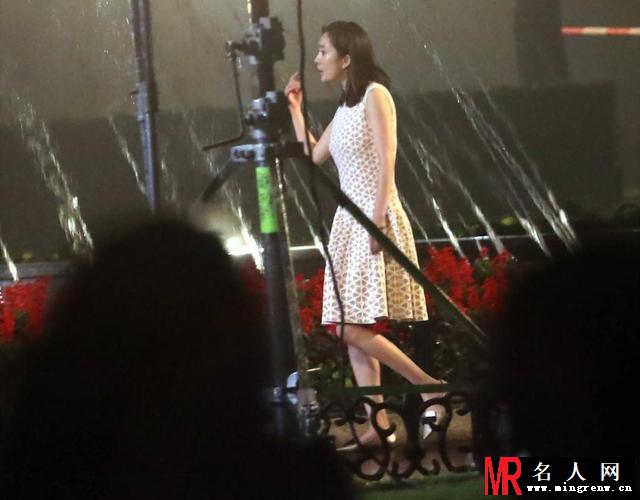 杨幂李易峰吻戏NG频重来 疑遭男方袭胸(1)