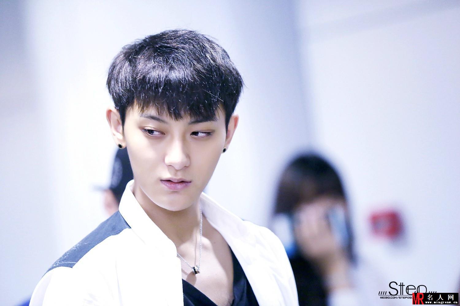 2014年9月EXO三亚飞北京转机抵达仁川机场帅气写真 黄子韬图片写真(1)