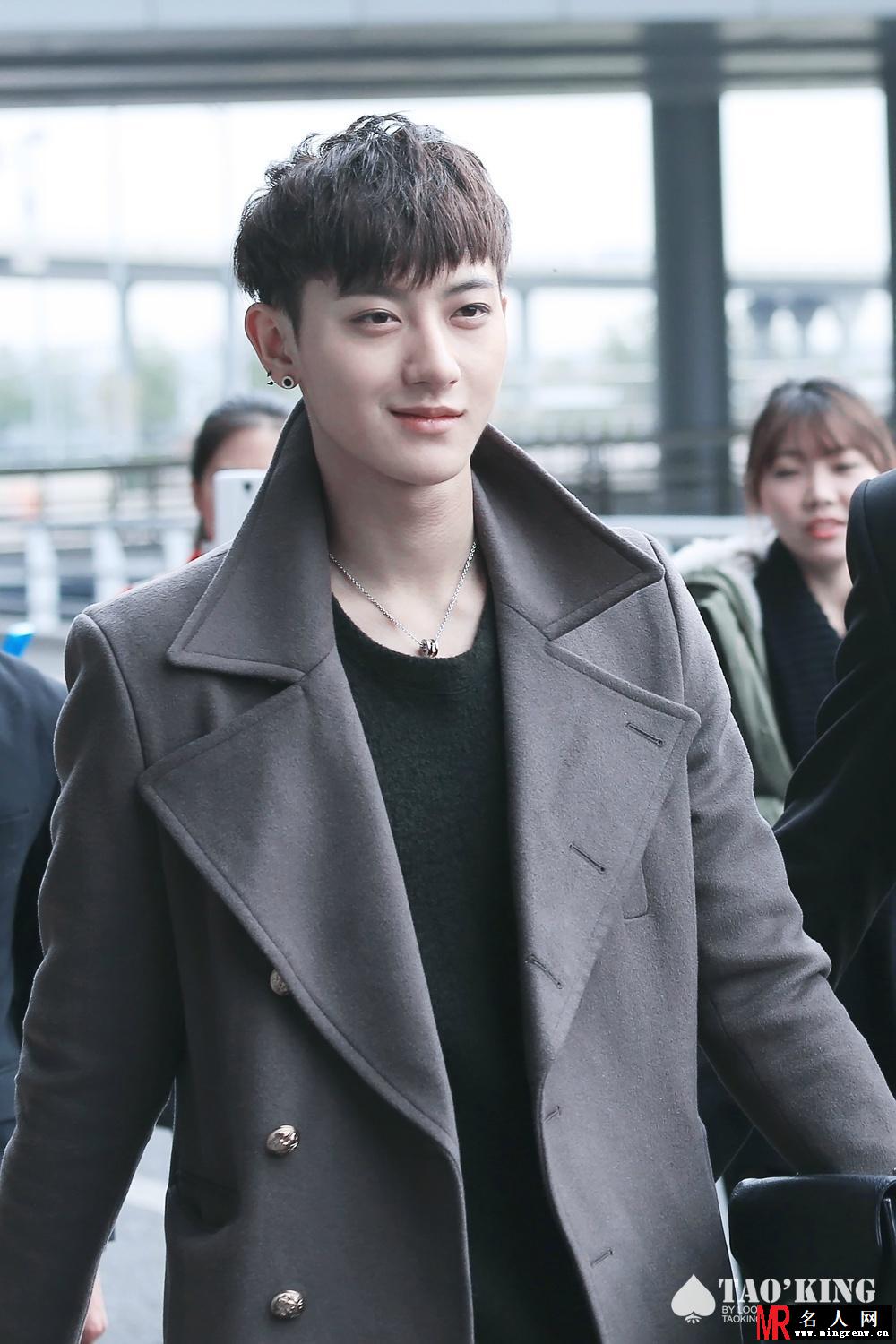 2014年11月EXO韩国金浦飞往北京机场帅气写真黄子韬图片写真(1)