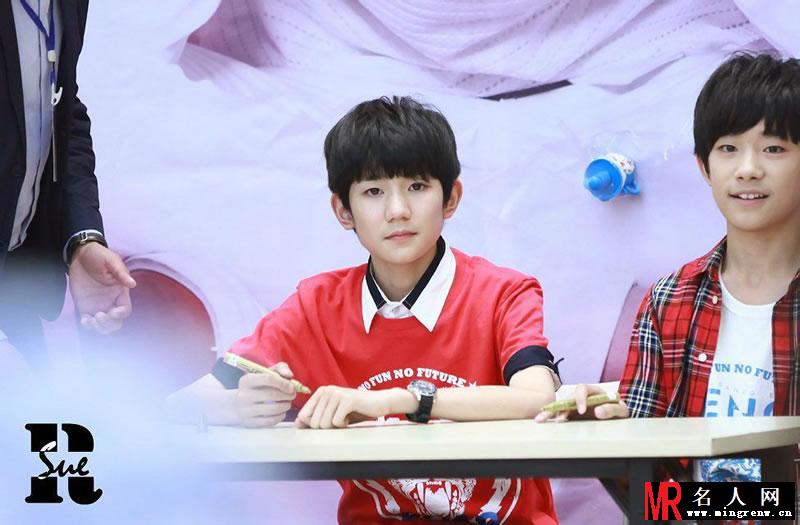 TFBOYS北京签售会 得到碰碰网第1000位艺人(1)